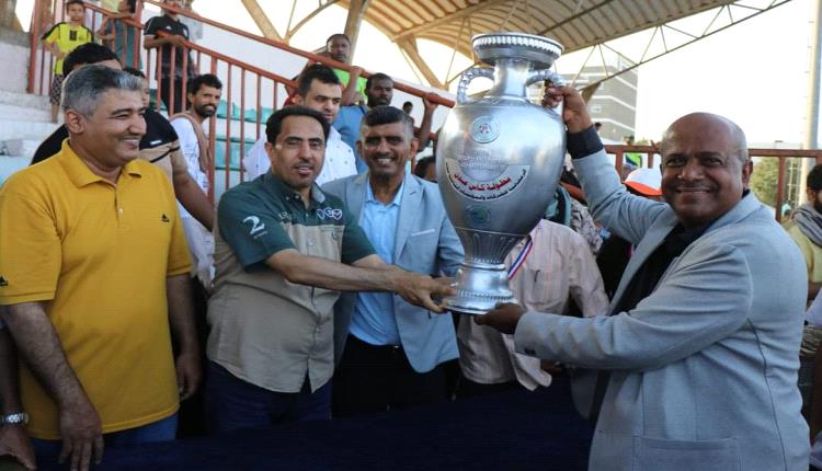الوزير البكري يهنئ فريق وزارة الشباب والرياضة بتحقيقه بطولة كأس عدن للشركات والمؤسسات